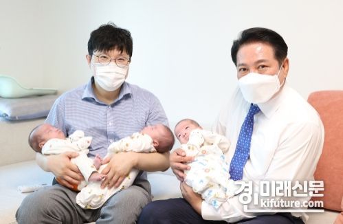 최대호 안양시장(오른쪽)이 세쌍둥이 출산 가정을 방문해 기쁨을 함께하고 있다. <사진=안양시>