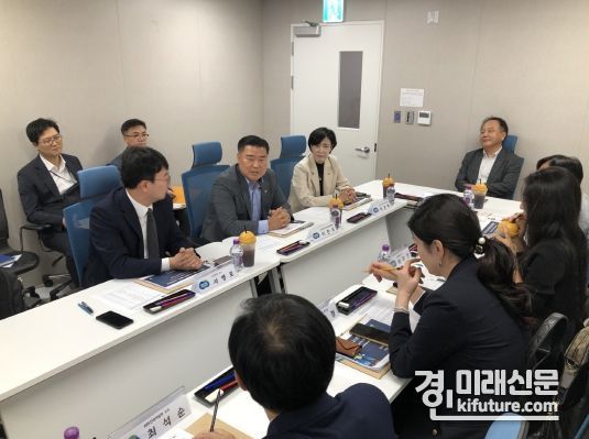 이한국 경기도의원이 경기도 웰니스 관광 자문위원회 회의에 참석해 관광산업에 대해 논의를 하고 있다. <사진=경기도의회>