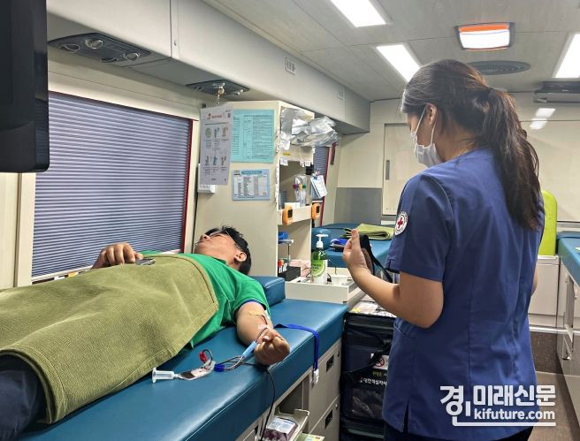 GH 직원이 사랑의 헌혈운동에 동참하고 있다. <사진=GH>