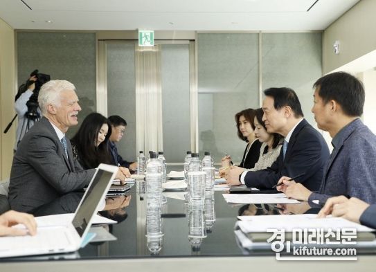경기도교육감과 OECD 교육·기술국장이 회의를 갖고 있다. <사진=경기도교육청>