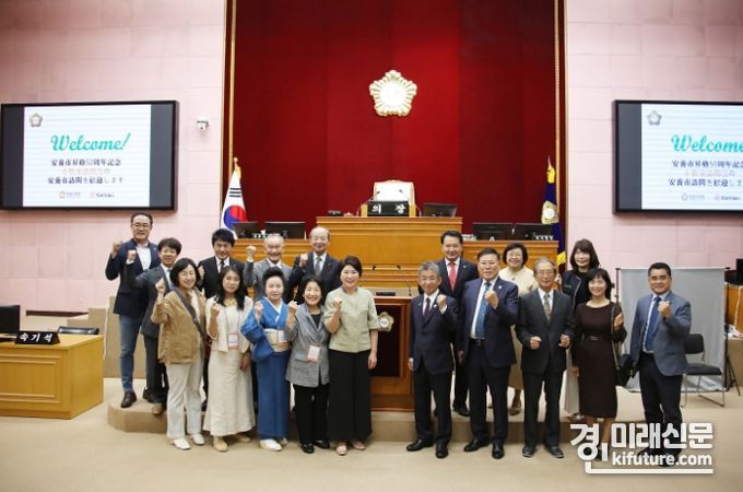국제자매도시 대표단이 안양시의회를 방문하고 기념촬영을 하고 있다. <사진=안양시의회>