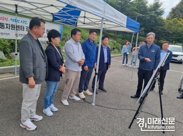 인천광역시의회건설교통위원회가 인천지역 주요 교통시설 운영 현황에 대해 설명을 듣고 있다. <사진=인천시의회>