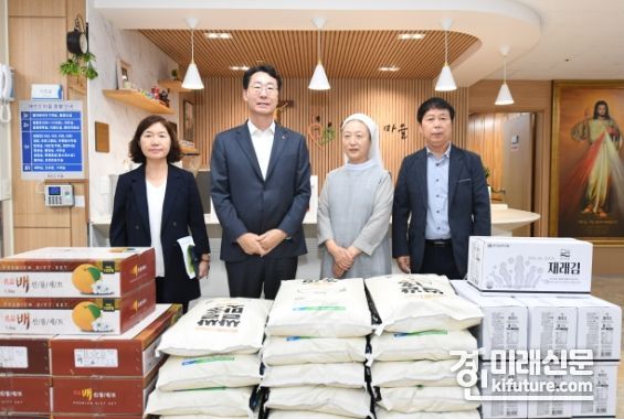 정명근 화성시장(왼쪽 2번째)이 사회복지시설을 방문해 후원물품을 전달하고 기념촬영을 하고 있다. <사진=화성시>