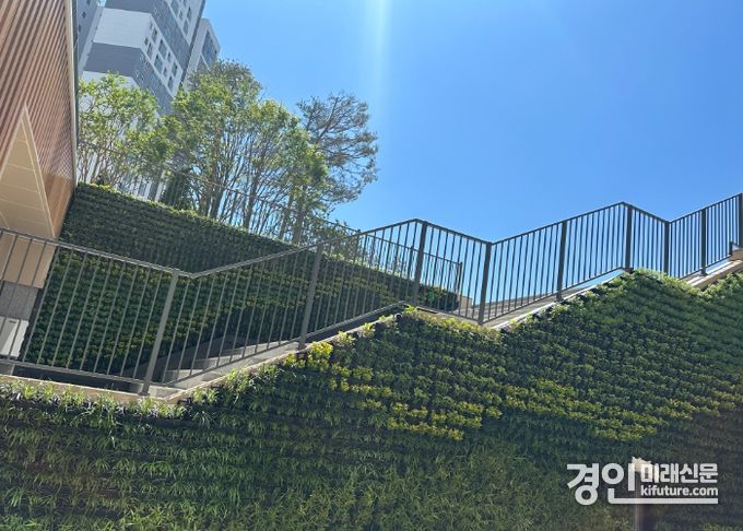 경기주택도시공사가 행복주택 내 벽면녹화 혁신제품을 활용하고 있다. <사진=GH>