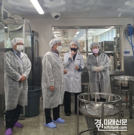 안산교육지원청이 특별위생점검을 하고 있다. <사진=안산교육지원청>