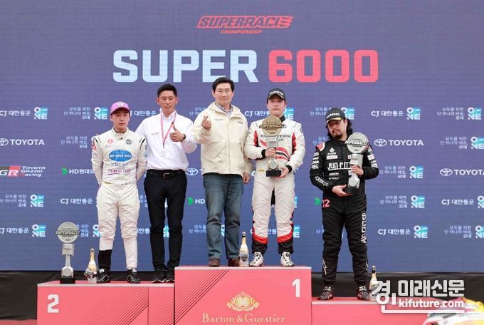 삼성 스피드웨이에서 열린 2023 슈퍼레이스 챔피언십 슈퍼 6000 클래스 2라운드 결승 1,2,3위를 차지한 선수들과 이상일 용인특례시장이 기념촬영을 하고 있다. <사진=용인시>