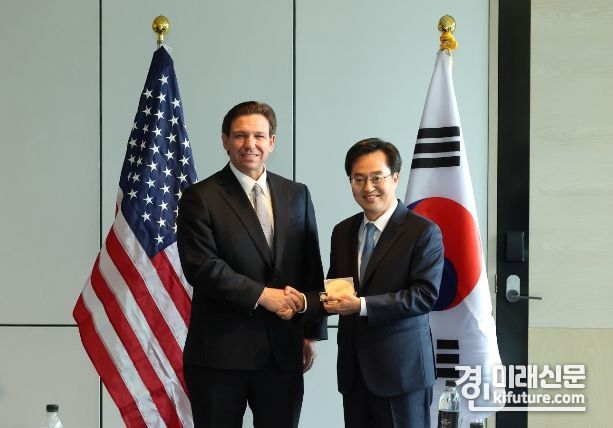 김동연 경기지사(오른쪽)가 디샌티스 플로리다주지사와 반갑게 악수를 하고 있다. <사진=경기도>