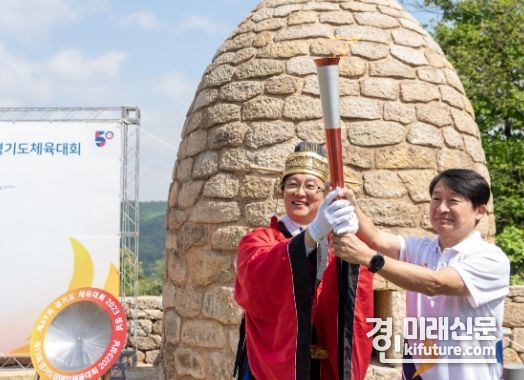 이진찬 성남시부시장(왼쪽)이 성남시 수정구 금토동 천림산 봉수지에서 ‘제13회 경기도장애인체육대회’ 성화를 채화하고 성화 첫 봉송 주자인 시흥동 주민에게 건네주고 있다. <사진=성남시>
