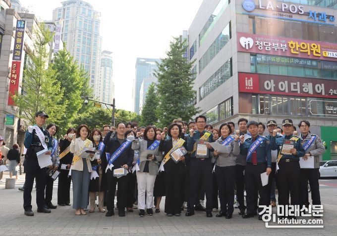 성남교육지원청은 지난 27일 청소년 마약류 범죄 예방 관련 관계기관 합동 캠페인을 실시하고 기념촬영을 하고 있다. <사진=성남교육지원청> 