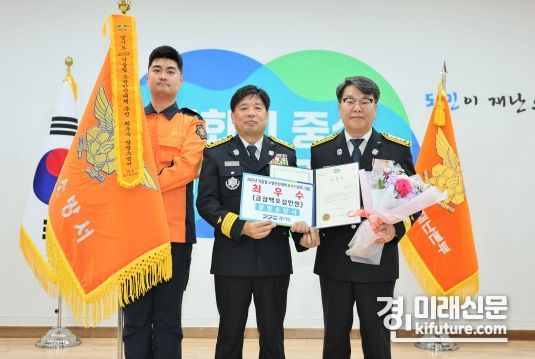 광명소방서가 C그룹 최우수상을 수상한 가운데 관계자들이 기념촬영을 하고 있다. <사진=광명소방서>