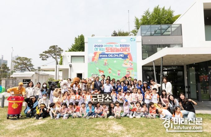 김동연 경기도지사가 도담소에서 어린이들과 즐거운 시간을 갖고 있다. <사진=경기도>