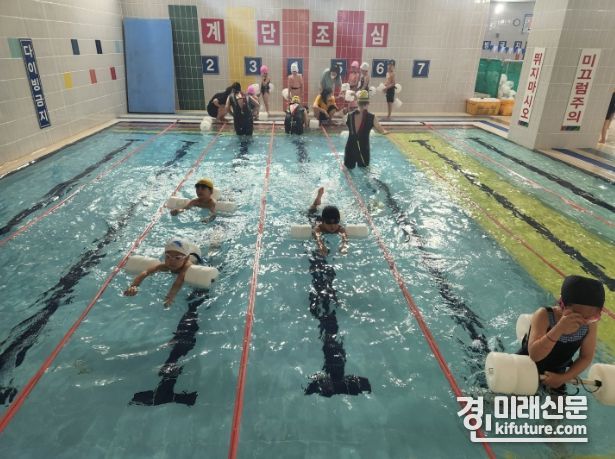 유아들이 생존수영교육을 받고 있다. <사진=경기도교육청>