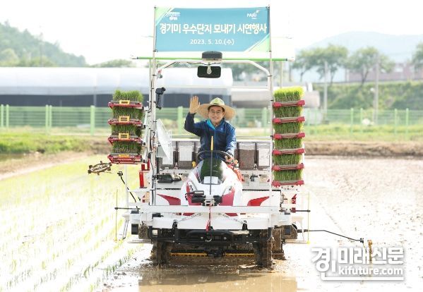 김동연 경기도지사가 지난 10일 이앙기를 운전하며 모내기를 하고 있다. <사진=경기도>