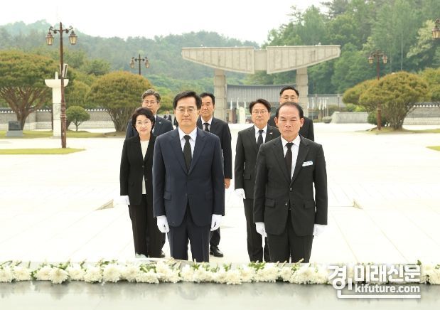 김동연 경기도지사(왼쪽)가 12일 5.18민주묘지 참배를 하고 있다. <사진=경기도>