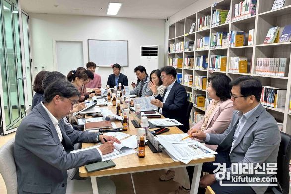 이경희 제1부교육감은 12일 성남 다함께돌봄센터 ‘고등마을 어린이 식당’을 방문해 간담회를 진행하고 있다. <사진=경기도교육청>