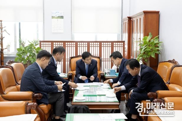 김동연 경기도지사가 15일 국회를 방문해 전세 피해 지원 및 예방 제도개선을 건의하고 있다. <사진=경기도>