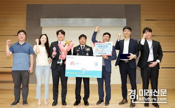 조선호 경기도소방재난본부장은 지난 16일 열린 ‘제12회 경기도민 심폐소생술 경연대회’에서 일반부 최우수 수상자들과 기념촬영을 하고 있다. <사진=경기도>