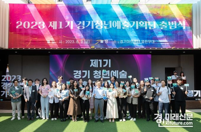 김동연 경기도지사가 9일 제1기 경기청년예술기획단과 함께하고 있다. <사진=경기도>