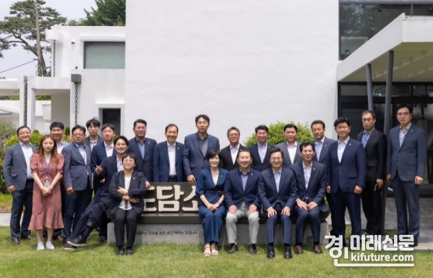 김동연 경기도지사가 도의회 문화체육관광위원회와 오찬 간담회를 갖은 가운데 기념촬영을 하고 있다. <사진=경기도>
