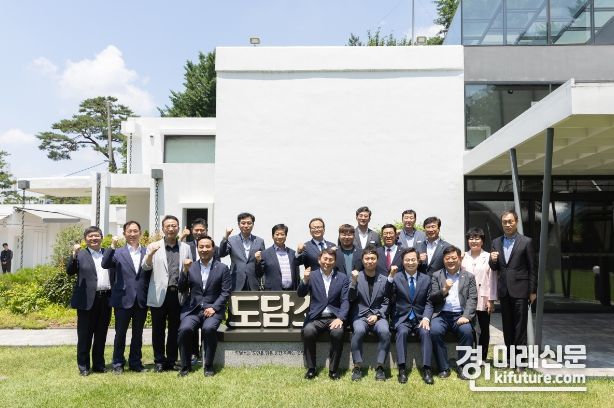13일 오후 도담소에서 열린 경기도의회 도시환경위원회 오찬 간담회에서 김동연 경기도지사, 유영일 도시환경위원회 위원장 등관계자들이 기념촬영을 하고 있다. <사진=경기도>