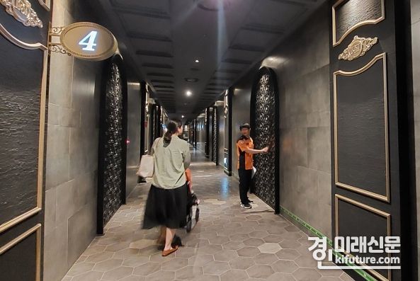 소방관계자가 영화 상영관을 점검하고 있다. <사진=경기도>