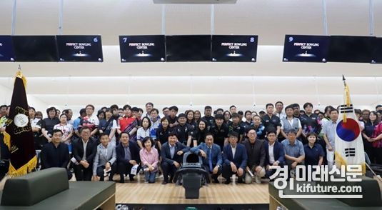 ‘2023 평택시의회 의장기 볼링대회’가 성료된 가운데 관계자들이 기념촬영을 하고 있다. <사진=평택시의회>