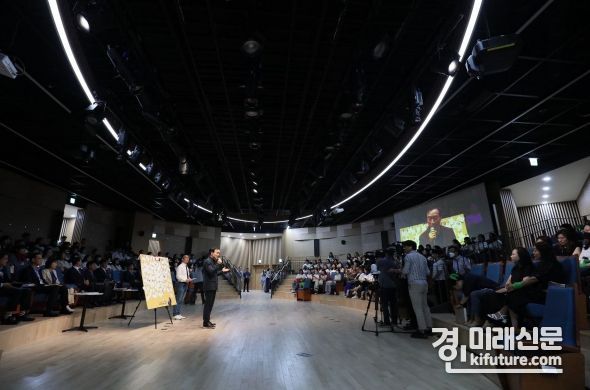 임태희 경기교육감이 ‘맘스브리지’ 소통콘서트에 참여하고 있다. <사진=경기도교육청>