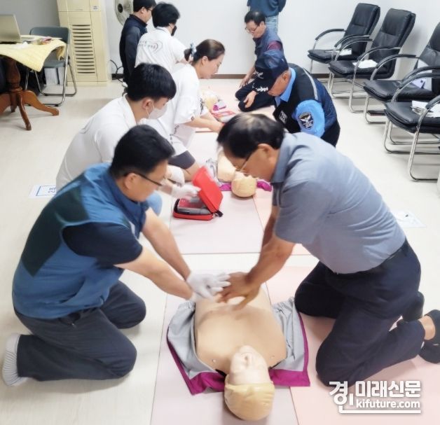 화성시문화재단은 찾아가는 심폐소생술 교육 '내 손으로 생명을' 진행하고 있다. <사진=화성시문화재단>