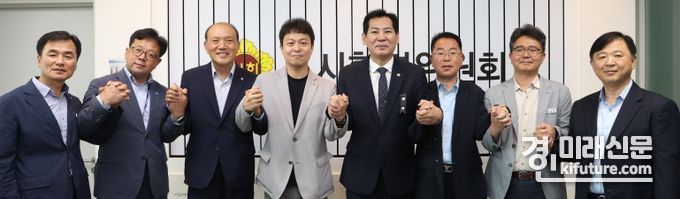 경기도-도의회 관계자들이 기녀촬영을 하고있디. <사진=경기도>