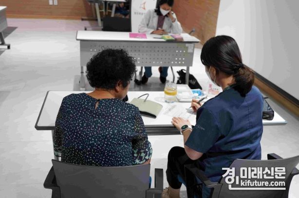 경기도교육청이 지역으로 찾아가는 근로자건강센터 건강증진 프로그램을 진행하고 있다. <사진=경기도교육청>