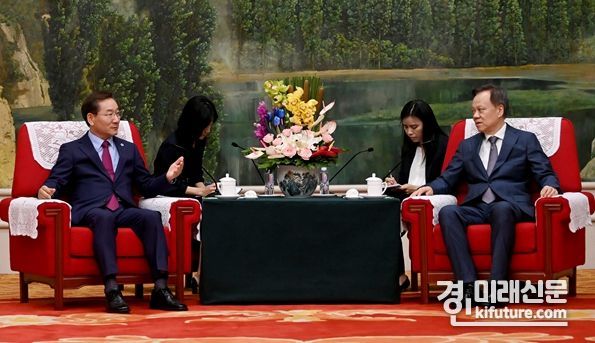 유정복 인천광역시장(왼쪽)이 지난 29일 중국 톈진시 영빈관에서 천민얼 톈진 당서기와 만나 협력방안을 논의하고 있다. <사진=인천시>