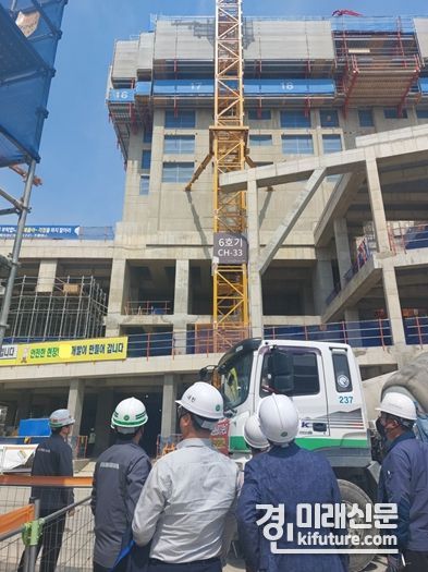 인천시 관계자들이 건축공사장 추락사고 예방을 위한 현장 안전점검을 실시하고 있다. <사진=인천시>
