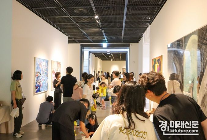 시민들이 지난 28일 '문화가 있는 날'에 수원시립미술관을 방문해 즐거운 시간을 보내고 있다. <사진=수원시립미술관>