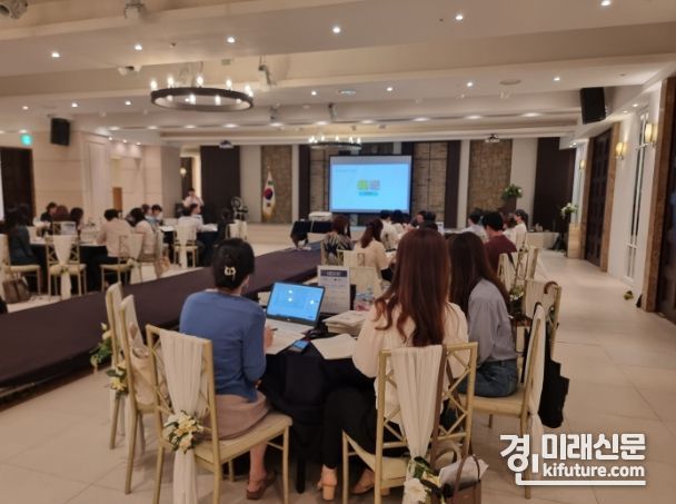 인천시교육청이 초등 미래형 학교 교육과정 상반기 워크숍을 진행하고 있다. <사진=인천시교육청>