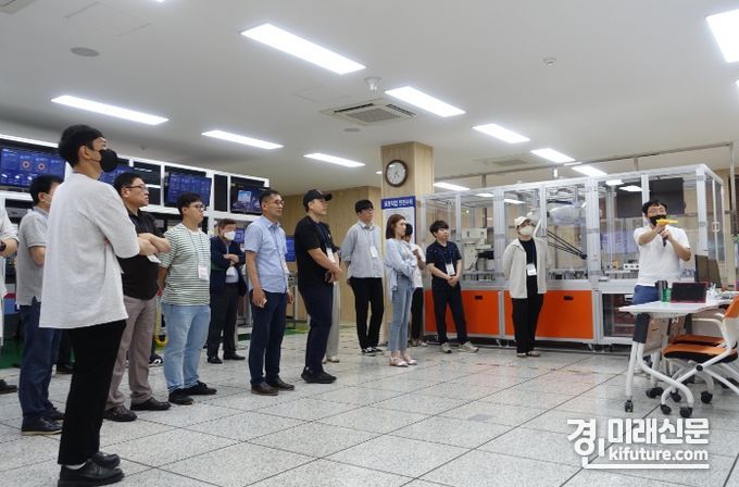 ‘2023년 인천 스마트공장 아카데미’에 참가한 중소 제조기업 임직원들이 스마트공장 실무교육을 받고 있다. <사진=인천시>