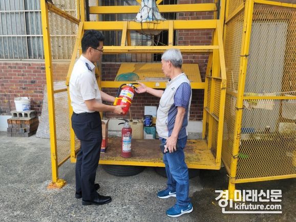 소방당국 관계자가 축압식소화기로 교체해주고 있다. <사진=경기도소방재난본부>