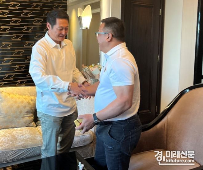 심원일 명예회장(좌)과 중국기업화군(산둥)투자그룹유한공사 관계자가 손을 맞잡고 있다. <사진=SG골드그룹>
