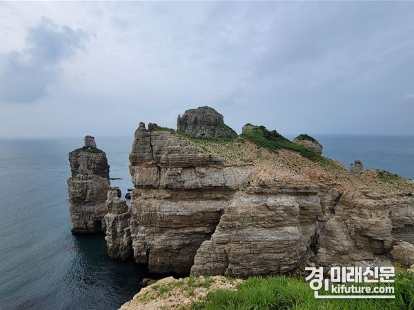 백령·대청 지질공원의 지질명소 중 하나인 두무진에 나타나는 10억 년 전 퇴적층 모습. <사진=인천시>