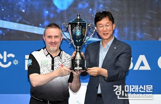 이민근 안산시장(오른쪽)이 실크로드&안산 PBA-LPBA 챔피언십에서 우승한 쿠드롱에게 트로피를 건네주고 있다. <사진=안산시>
