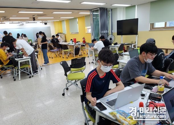 경기도교육청이 인공지능 융합교육 중심고 캠프를 진행하고 있다. <사진=경기도교육청>