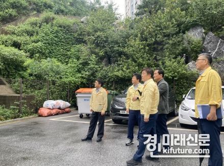 장마철 안전점검을 하고 있다 .<사진=경기도교육청>