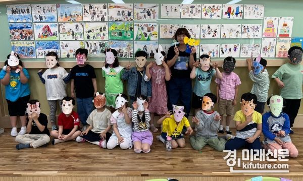 인천광역시교육청이 '2023 인천낭독학교 찾아가는 낭랑그림책' 사업에 참여한 학생들이 기념촬영을 하고 있다. <사진=인천시교육청