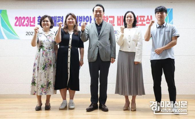 양영디지털고등학교 비전 선포식 행사에서 임태희 교육감(가운데)이 화이팅을 외치고 있다. <사진=경기도교육청> 