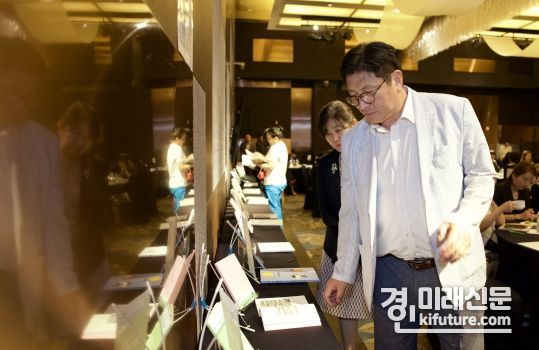 도성훈 인천광역시교육감이 지난 19일 '교원 100명의 읽․걷․쓰 출판기념회'를 둘러보고 있다. <사진=인천시교육청>