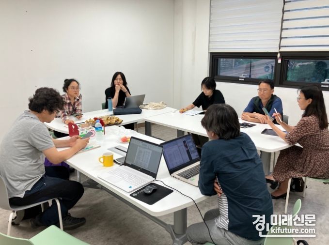 군포시민과 생태문화활동가들이 ‘도시정원 프로젝트 – 커뮤니티 가든’ 연구모임을 갖고 있다. <사진=군포문화재단>