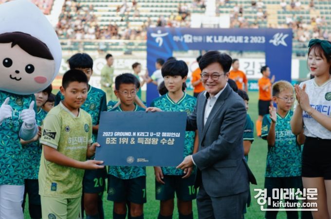 김병수 김포시장이 ‘2023 GROUND.N K리그 챔피언십’에서 득점왕으로 뽑힌 곽승우 선수와 기념사진을 촬영하고 있다. <사진=김포시>