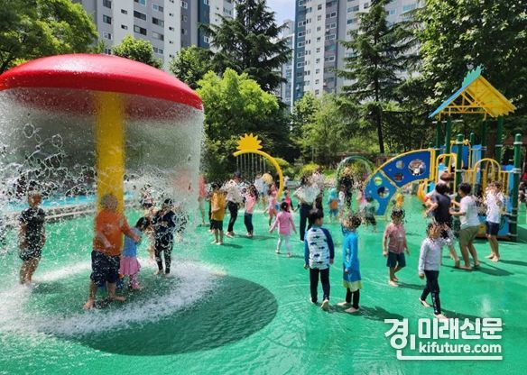 연수구 부수지공원 물놀이장에서 아이들의 즐거운 시간을 보내고 있다. <사진=인천시>