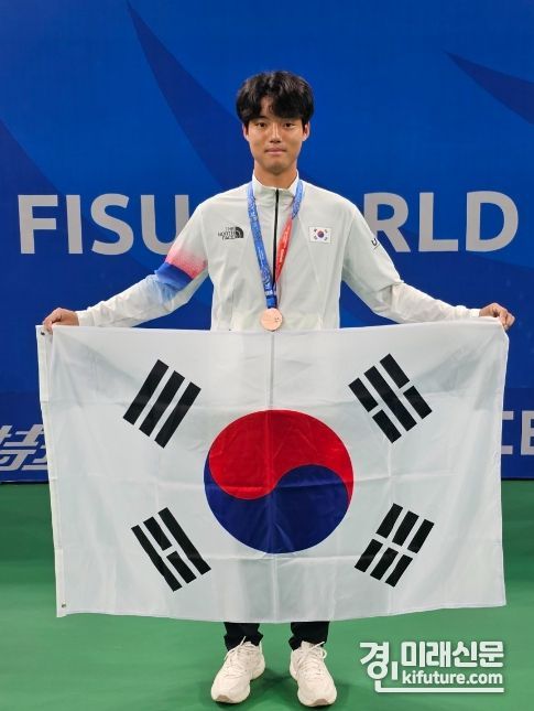 안성시청 소속 장윤석 선수가 청두 하계유니버시아드 동메달 획득하고 기념촬영을 하고 있다. <사진=안성시>