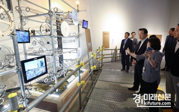 임태희 교육감이 국립과천과학관을 둘러보고 있다. <사진=경기도교육청>
