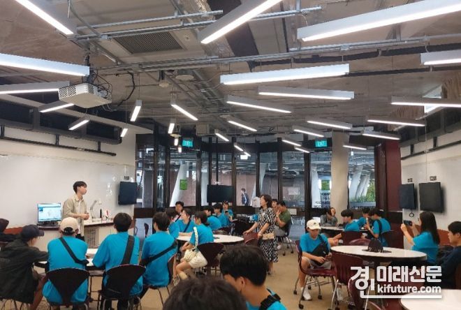 중·고교생 싱가포르 공간혁신 우수기관을 탐방하고 있다. <사진=인천시교육청>